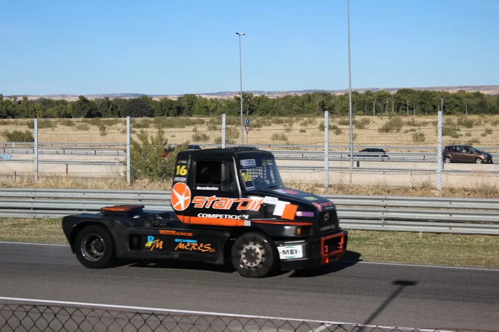 Camión de competición n.º 16 de Transmaraña rodando en el circuito del Jarama