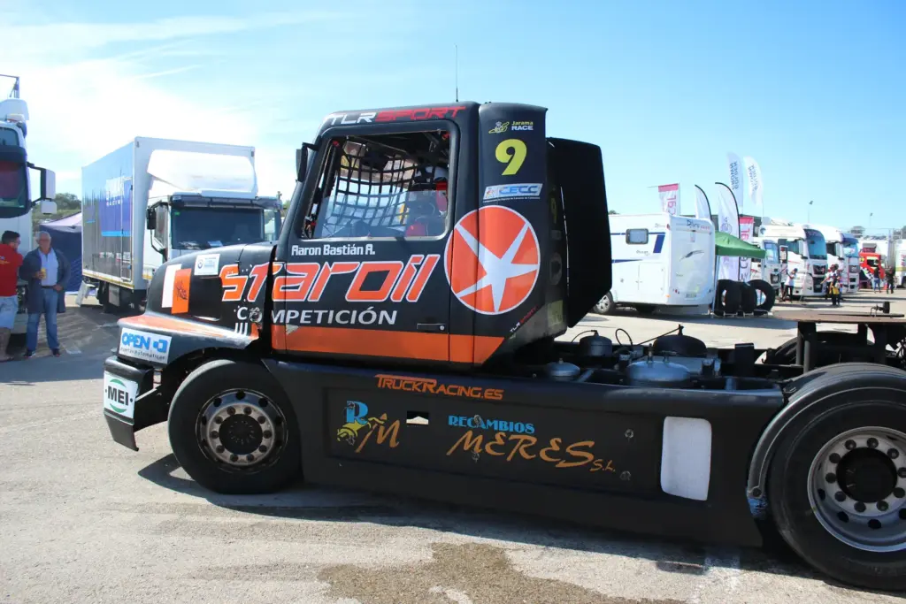 Camión de competición n.º 9 en el paddock