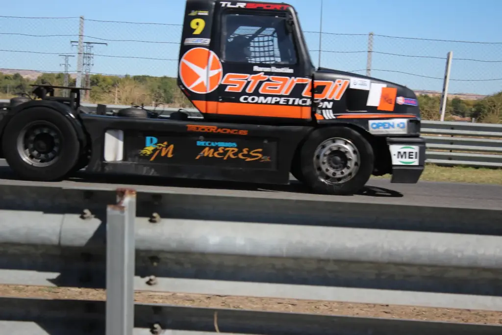 Camión de competición n.º 9 de Transmaraña en pista