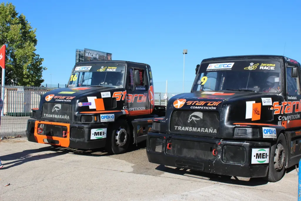 Los dos camiones de competición de Transmaraña, n.º 16 y n.º 9, en el paddock del Jarama