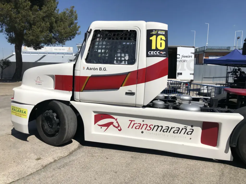 Camión de competición n.º 16 con la decoración de 2019, en el Jarama