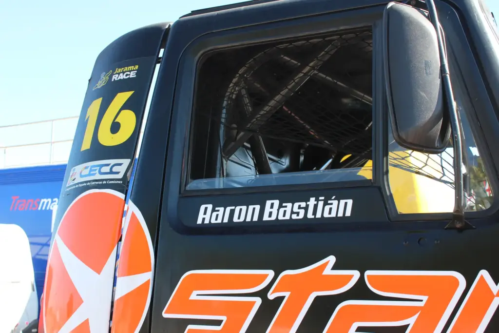 Puerta del camión n.º 16 con el nombre del piloto, Aarón Bastián
